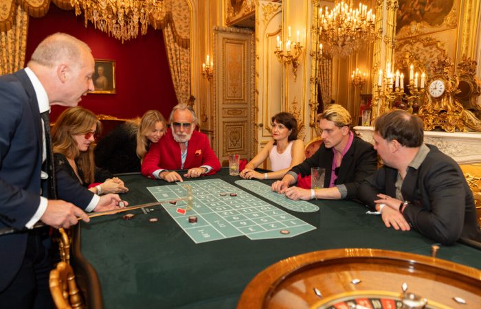 Friedrich Liechtenstein gemeinsam mit anderen exklusiven Gästen im Casino Baden-Baden.